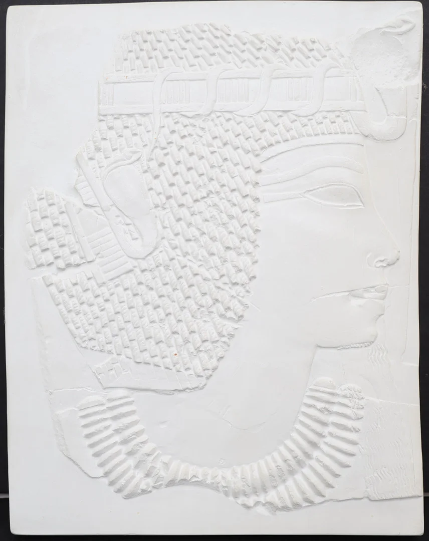 GIPSSKULPTUR, 1900-tal, föreställande egyptisk gudinna. — Sculptures & Bronzes — Falun Auktionsbyrå