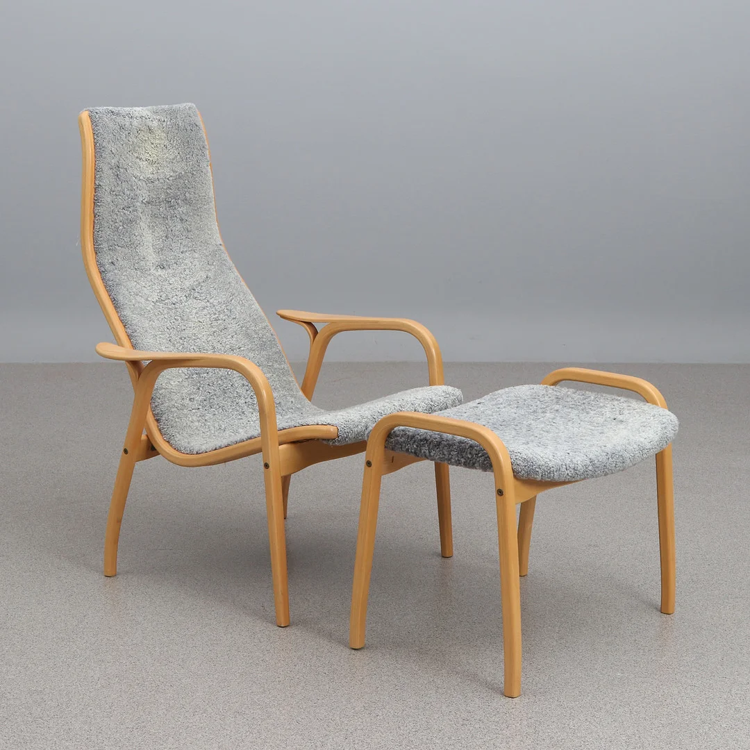 YNGVE EKSTRÖM. FÅTÖLJ MED FOTPALL. Bok med fårskinnsklädsel. "Lamino", Swedese, märkt undertill. — Armchairs & Chairs — Skånes Auktionsverk
