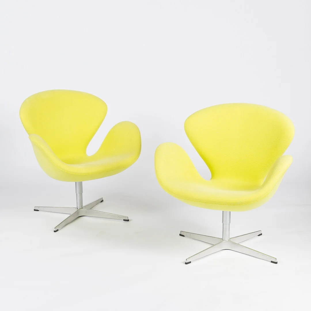 ARNE JACOBSEN. "Svanen", fåtöljer, ett par, Fritz Hansen. — Armchairs & Chairs — Stockholms Auktionsverk Helsingborg