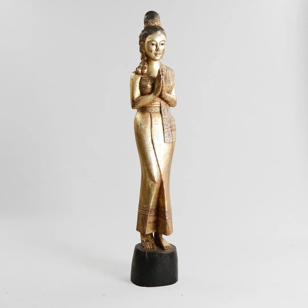 Buddha-skulptur fra det 20. århundrede, udskåret og forgyldt træ med spejlmosaikker Thailand. — Other — Palsgaard Kunstauktioner