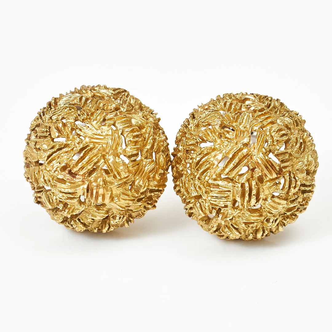ÖRHÄNGEN, 1 par, 18 k guld, bombémodell med strukturerade ytor, troligen Schweiz, 1970-tal, stift med clipsbakstycken i 18 k vitguld, svensk kontrollstämpel. — Earrings — Stockholms Auktionsverk Magasin 5