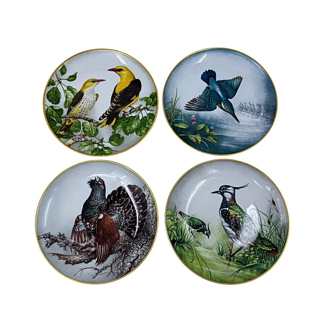 FRANKLIN MINT. VIER PORZELLAN-SAMMELTELLER MIT VERSCHIEDENEN TIERMOTIVEN UND GOLDRAND. — European — Auktionshaus Stuber's Hammerschlag