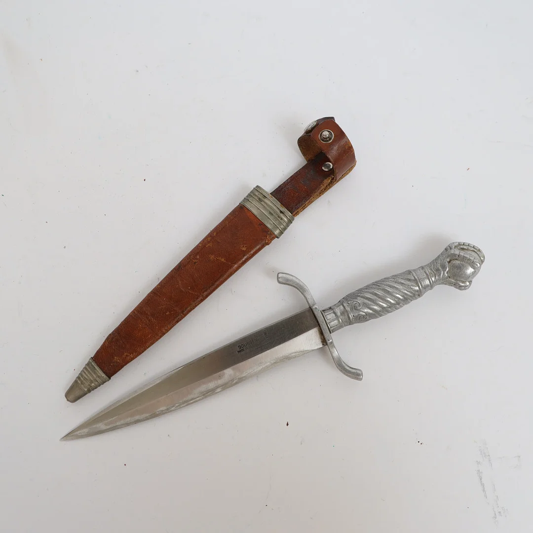 DOLK, Solingen, Tyskland, handtag av metall med dekor av örnklo. Slida av läder. — Edged weapons — Falun Auktionsbyrå