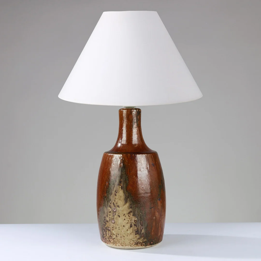 FRANK MILO TROMBORG (1936-2022). Flaskeformet bordlampe af lyst stentøj glaseret i rødbrune og grågrønne nuancer, eget værksted i Horsens, Danmark, 1970'erne. — Table Lamps — Palsgaard Kunstauktioner