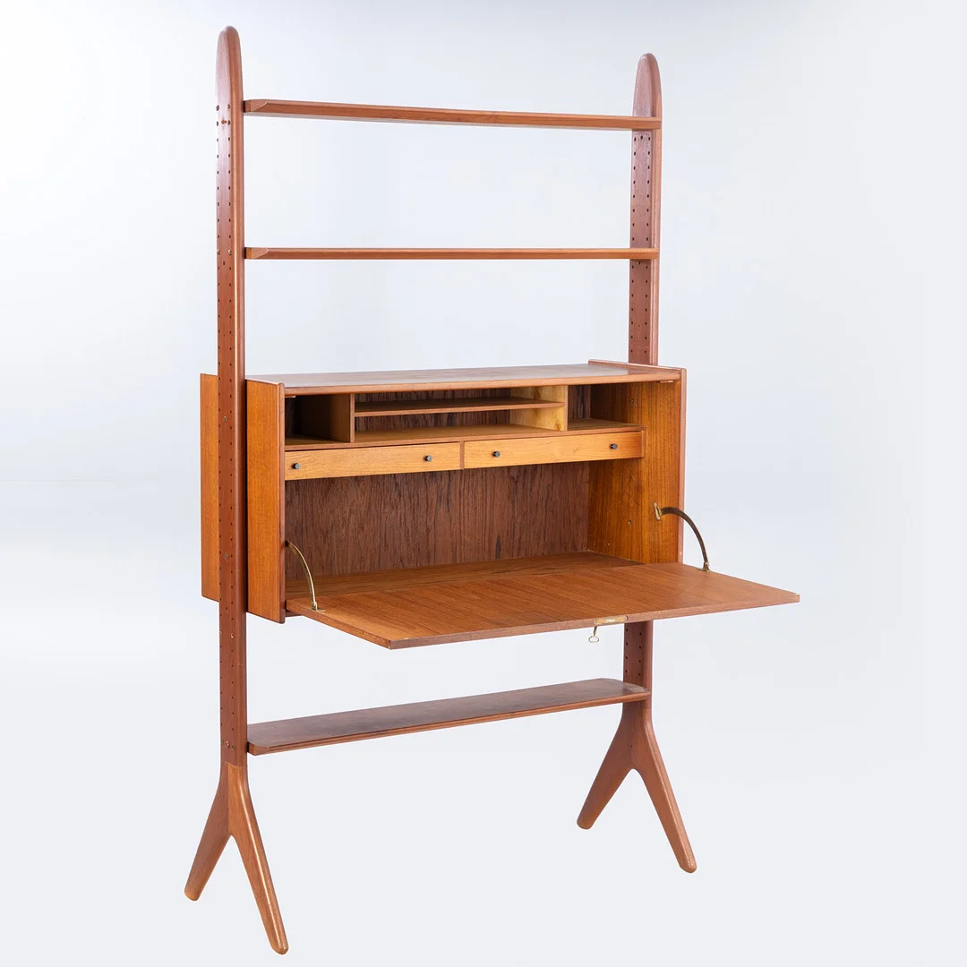 ARNE HOVMAND OLSEN. Jutex, freistehendes Regal in Teak, 1950er Jahre. — Cupboards, Cabinets & Shelves — Stockholms Auktionsverk Hamburg