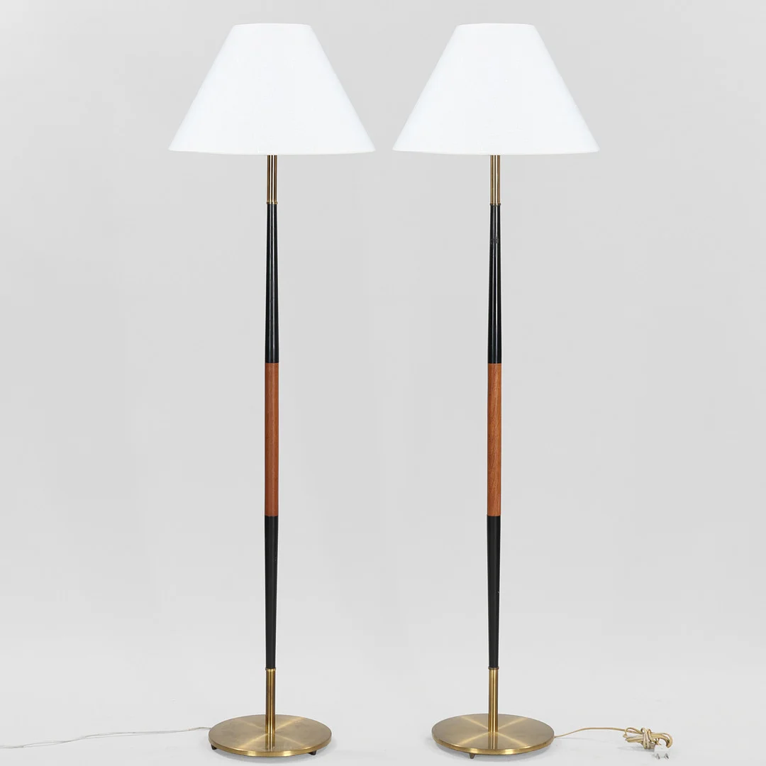 FOG & MØRUP. Et par standerlamper af messing, teak og sortlakeret metal, Danmark, 1950/60'erne, (2). — Floor lights — Palsgaard Kunstauktioner