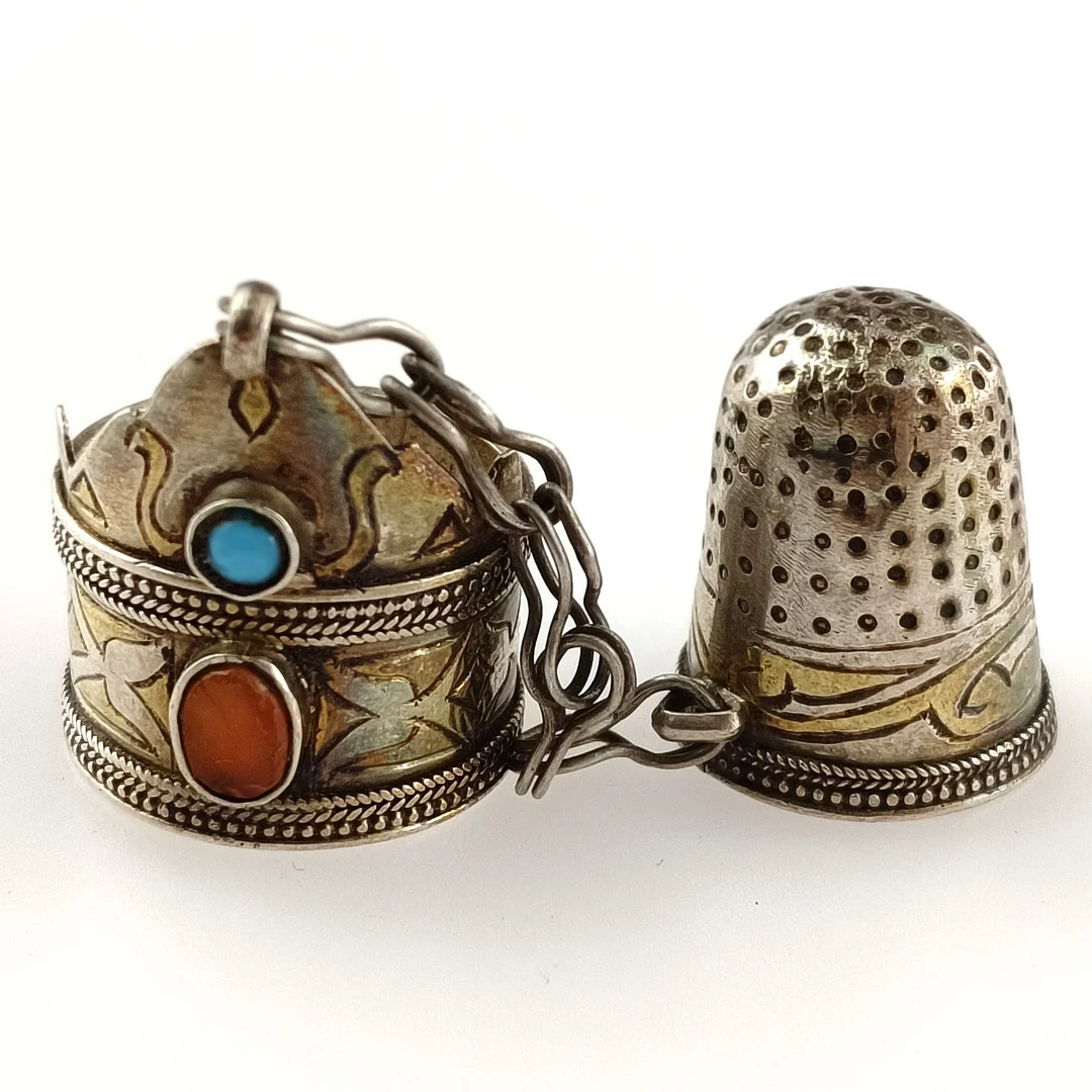 TURKMENISCHER RING mit Fingerhut "Kökenli Yüzük" - Zentralasien, wohl Afghanistan, 19./Anfang 20. Jh. — Other — Auktionshaus Blank