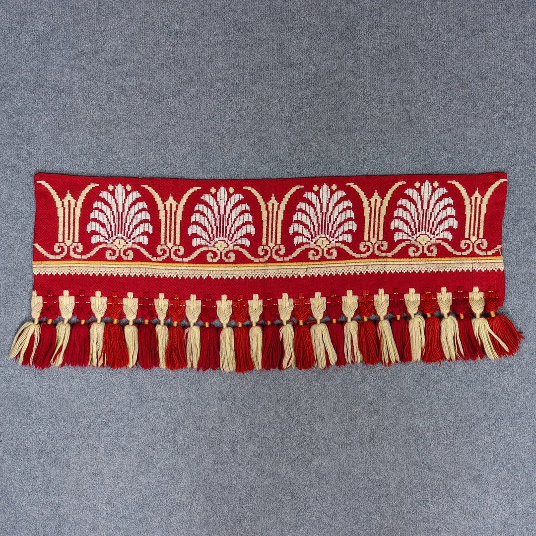 VÄGGBONAD MED TOFSAR, 1800/1900-TAL. — Textiles — Auktionskammaren Sydost Kalmar