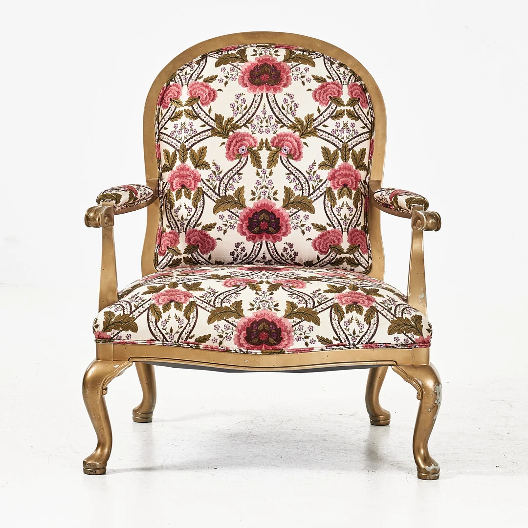 FÅTÖLJ, rokokostil, bronserad stomme av trä. Klädsel av tyg med broderier. — Armchairs & Chairs — Stockholms Auktionsverk Magasin 5