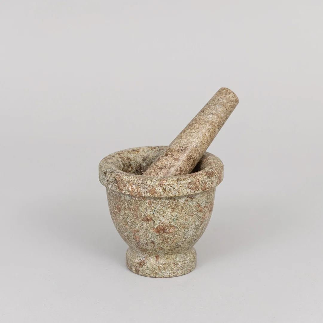 MORTEL, med stöt, Kolmårdsmarmor, 1900-tal. — Miscellaneous — Garpenhus Auktioner