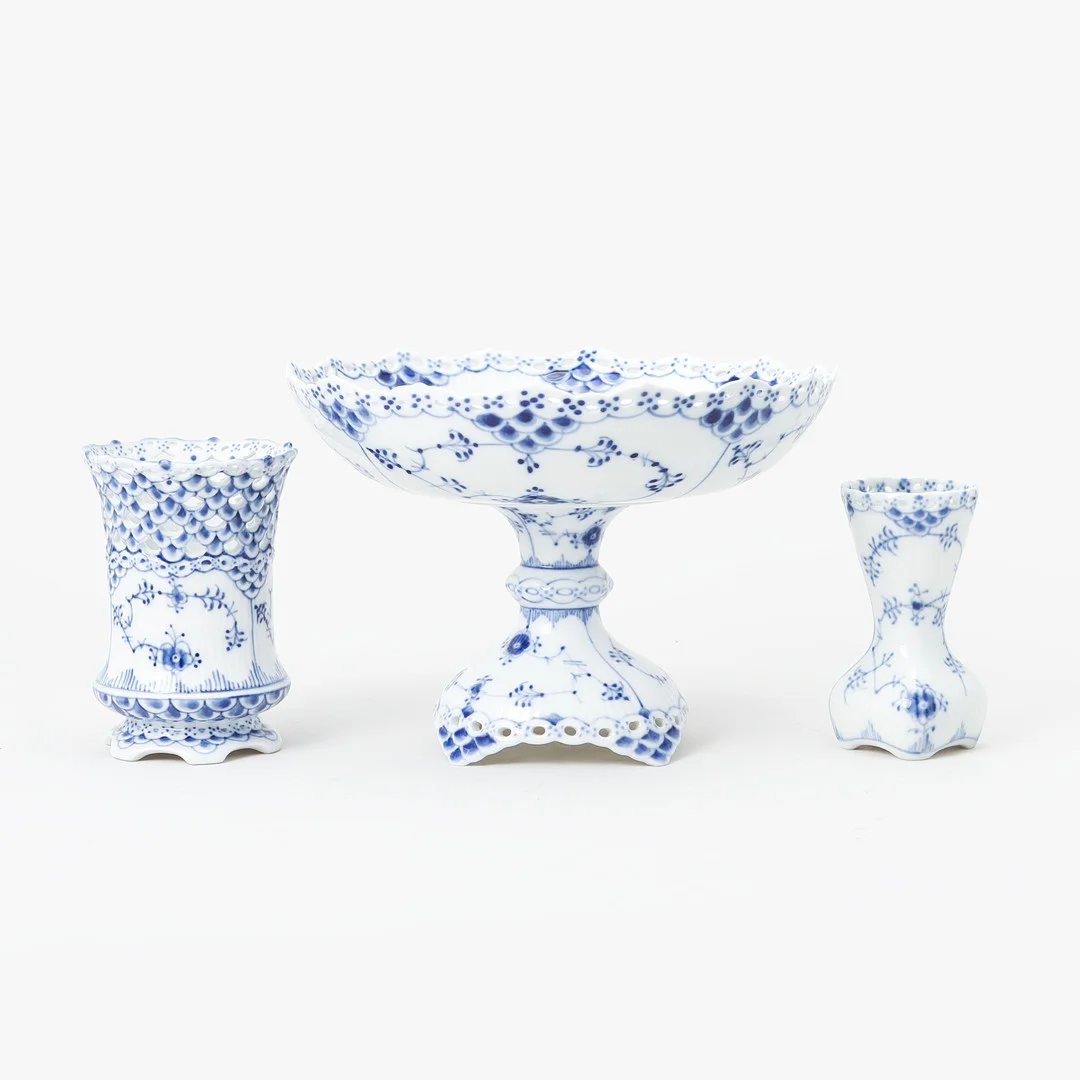 KAKFAT OCH 2 VASER, "Musselmalet", porsin. Royal Copenhagen. — European — Göteborgs Auktionsverk