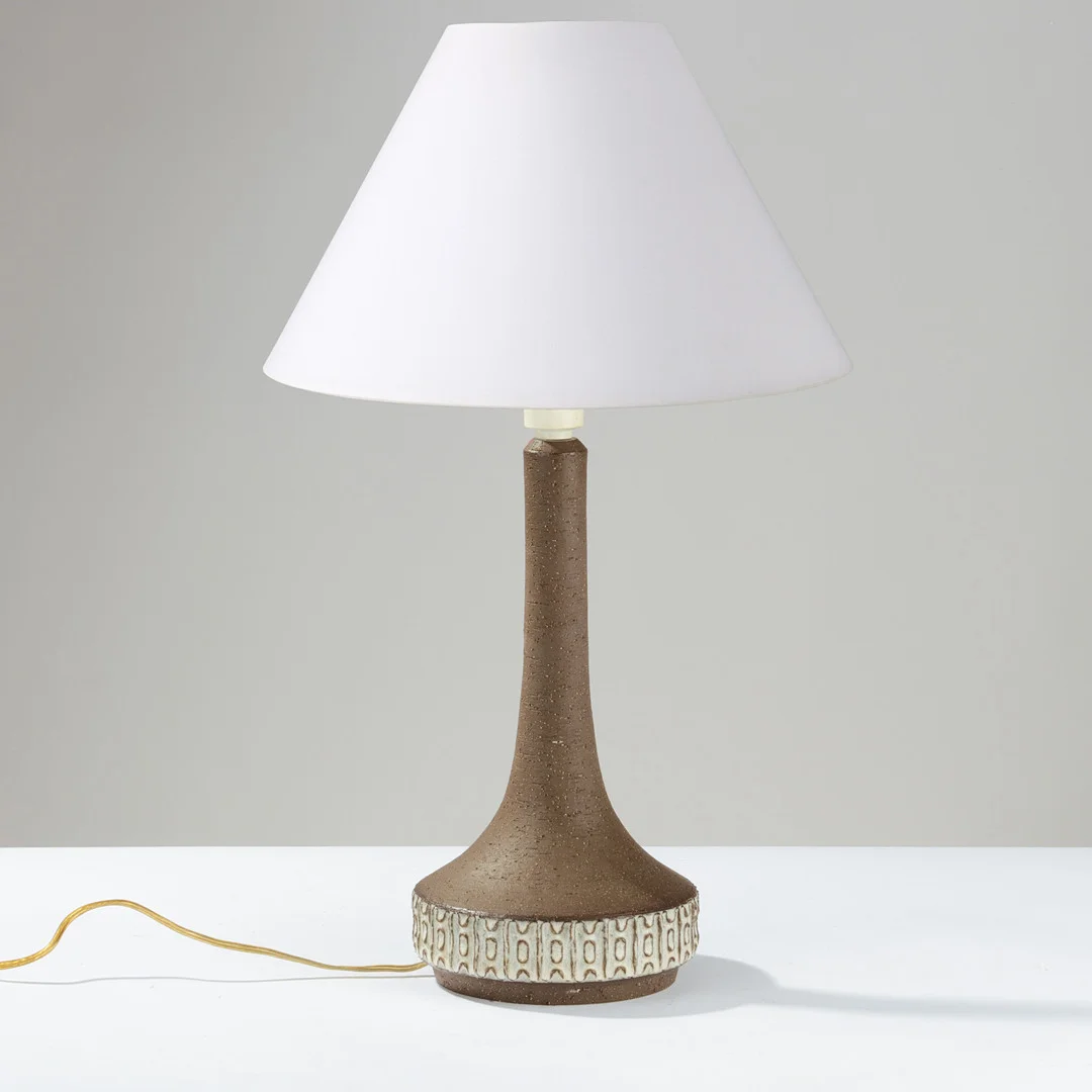 HELGE BJUFSTRØM. Hånddrejet bordlampe af stentøj med hvidglaserede relieffer, modelnr. 6251, Michael Andersen & Søn, Bornholm, Danmark, 1960/70'erne. — Table Lamps — Palsgaard Kunstauktioner