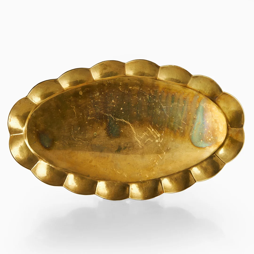 BRICKA, mässing, Arvika, 1900-talets första hälft, stämpelmärkt "TH". — Pewter, Brass & Copper — Crafoord Auktioner Stockholm