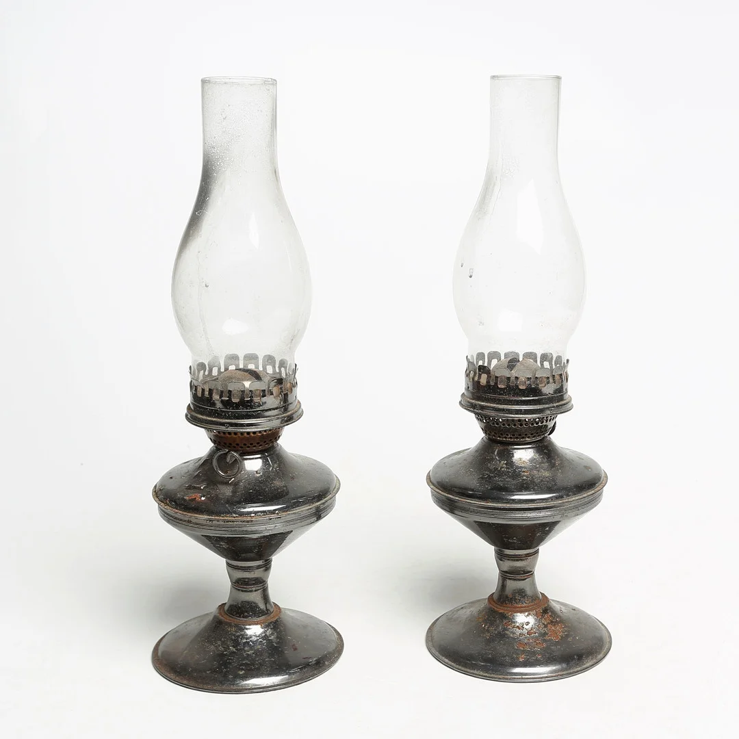 BORDSFOTOGENLAMPOR 2 st, metall/glas. — Table Lamps — Kalmar Auktionsverk