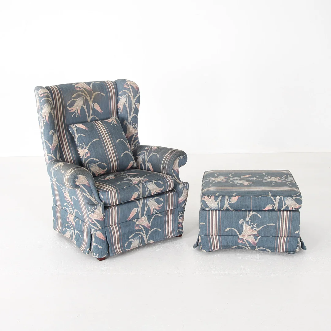 ÖRONLAPPSFÅTÖLJ MED FOTPALL, "Oxford", Ragnar Hellsén, Stjernmöbler, 1900-talets senare del. — Armchairs & Chairs — Auktionsverket Engelholm