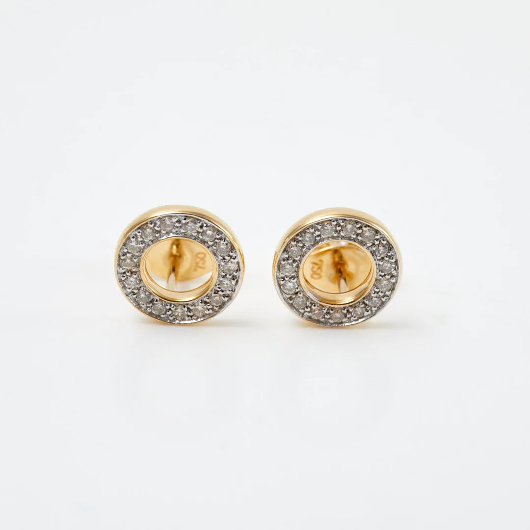 ÖRHÄNGEN, 1 par, 18 k guld, vardera örhänge med 15 briljantslipade diamanter, totalt ca 0,15 ct, utländska stämplar. — Earrings — Stockholms Auktionsverk Sickla