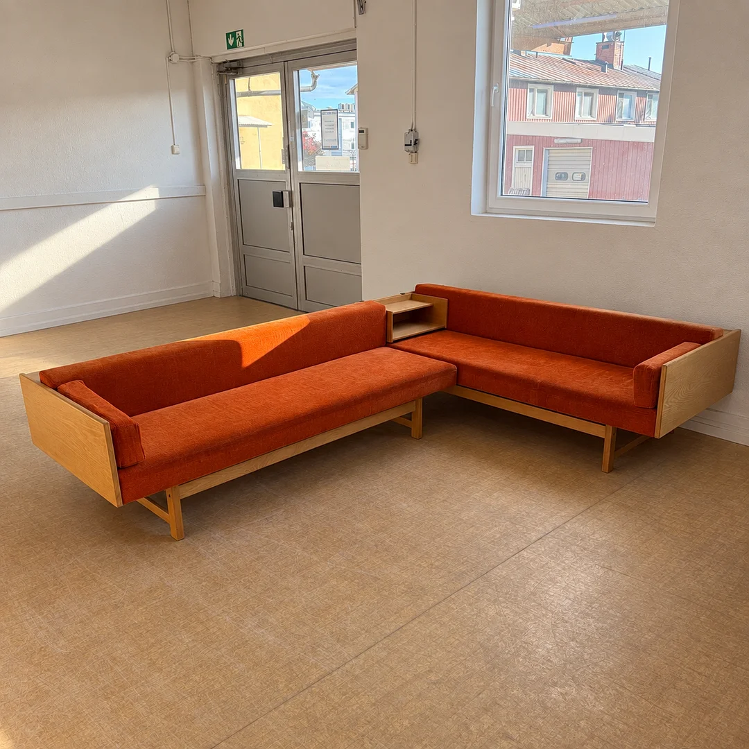 BÄDDSOFFA med avlastningsbord, 'Familia', Yngve Ekström, Broby industrier AB, 1950/60-tal. — Sofas & Seatings — Gomér & Andersson Linköping