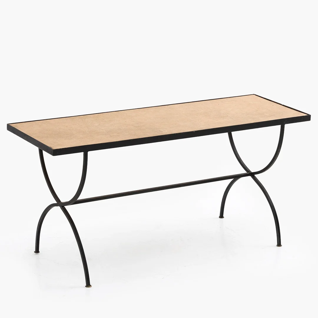 BÄNK, möjligen Frankrike, 1900-talets mitt. smidesjärn, sits klädd i gallon. — Tables — Crafoord Auktioner Stockholm