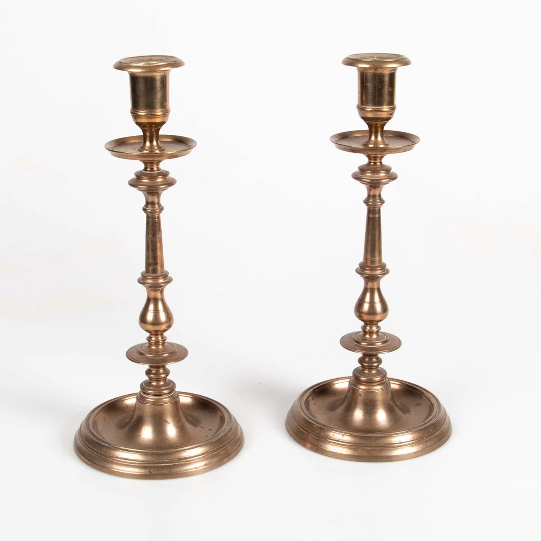 LJUSSTAKAR, ett par mässing. — Candlesticks — Laholms Auktionskammare