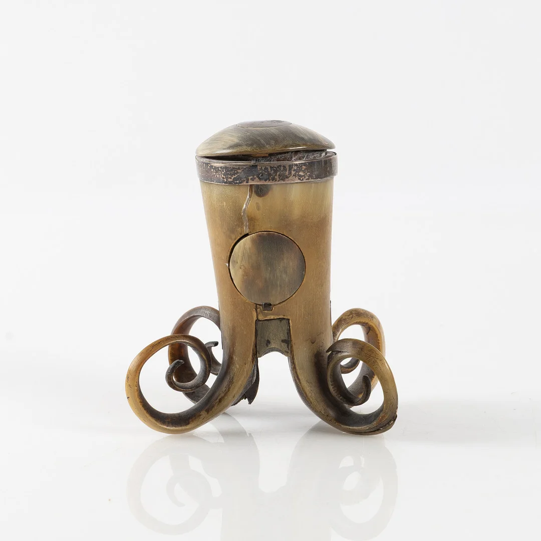 LOCK MED STÄLLNING, horn med fattning i silver (800). — Miscellaneous — Stockholms Auktionsverk Helsingborg