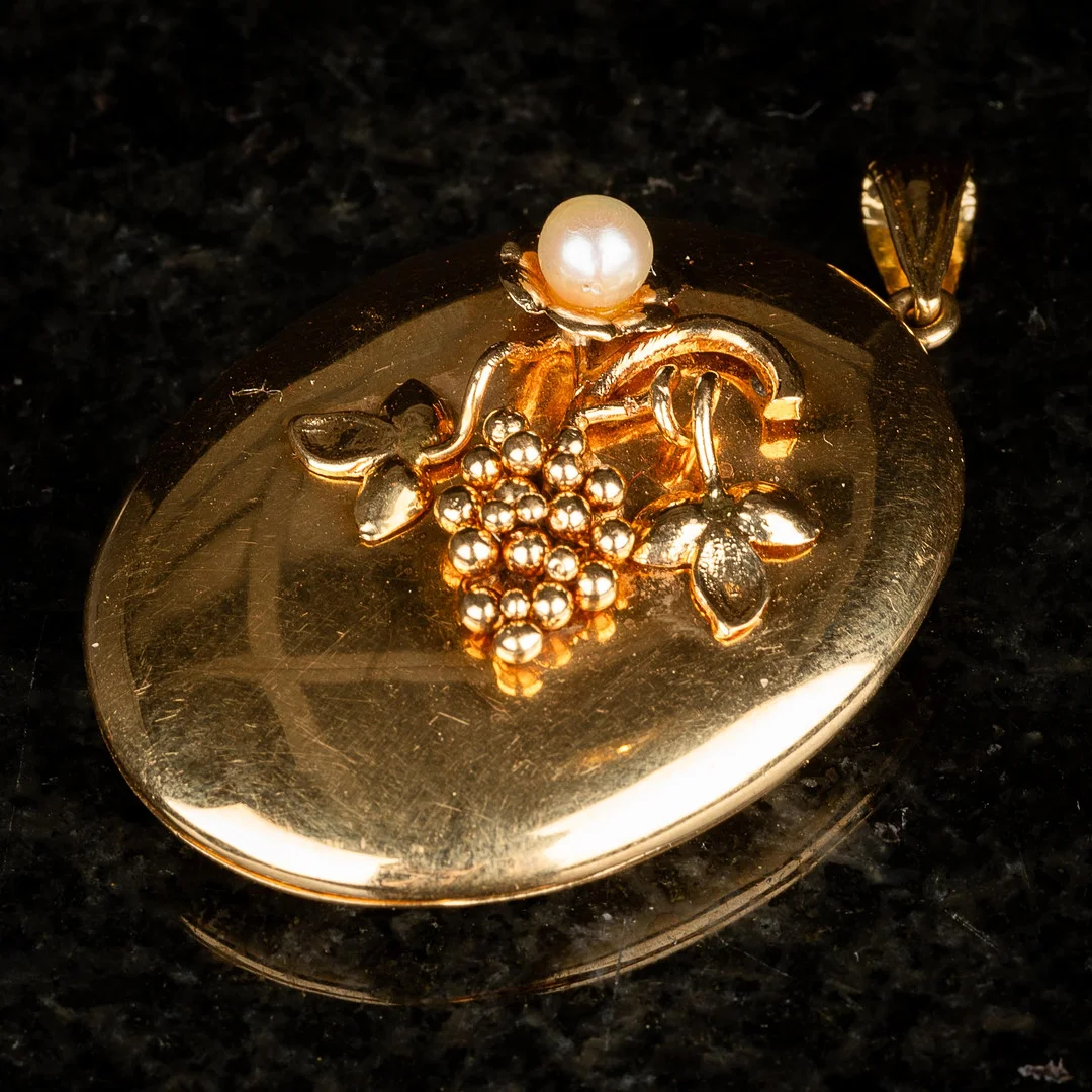 FOTOGÖMMA. 18K Guld 1900-tal. — Brooches & Pendants — Norrlands Auktionsverk