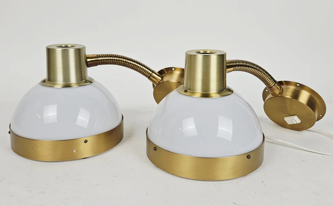 VÄGGLAMPOR, ett par, mässing och plast, "B 544", Boréns, 1900-talets andra hälft. — Wall Lights — Auktionshuset Thörner & Ek