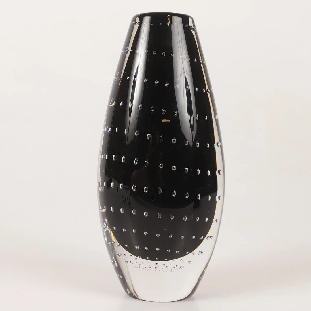 VICKE LINDSTRAND. Vas, svart underfångsglas med dekor av bubblor, Kosta. — Art glass — Helsingborgs Auktionskammare