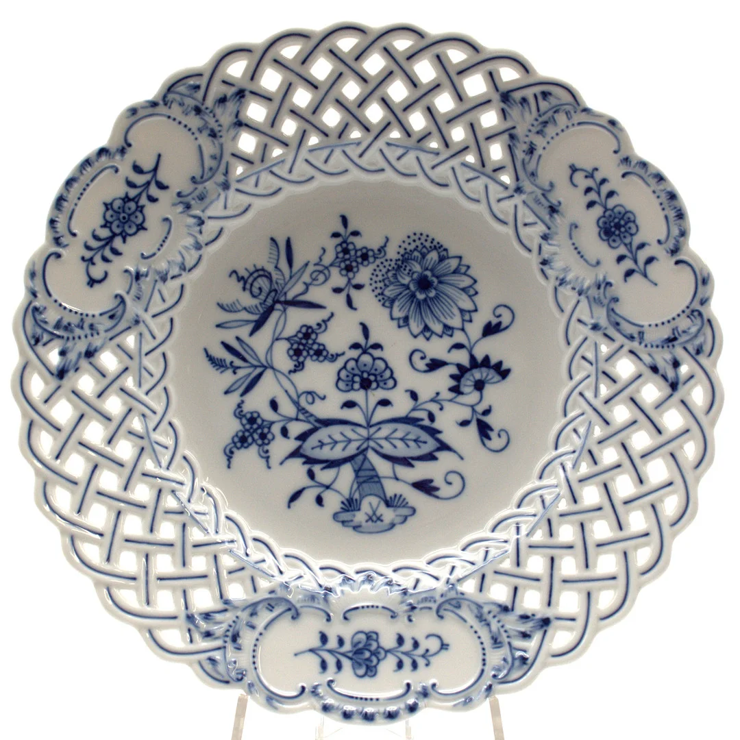 MEISSEN. TELLER, ZWIEBELMUSTER,DURCHBROCHENER RAND. 20. JAHRHUNDERT, 3. WAHL, D. 24,5 CM. — European — Kunst- und Auktionshaus Kleinhenz