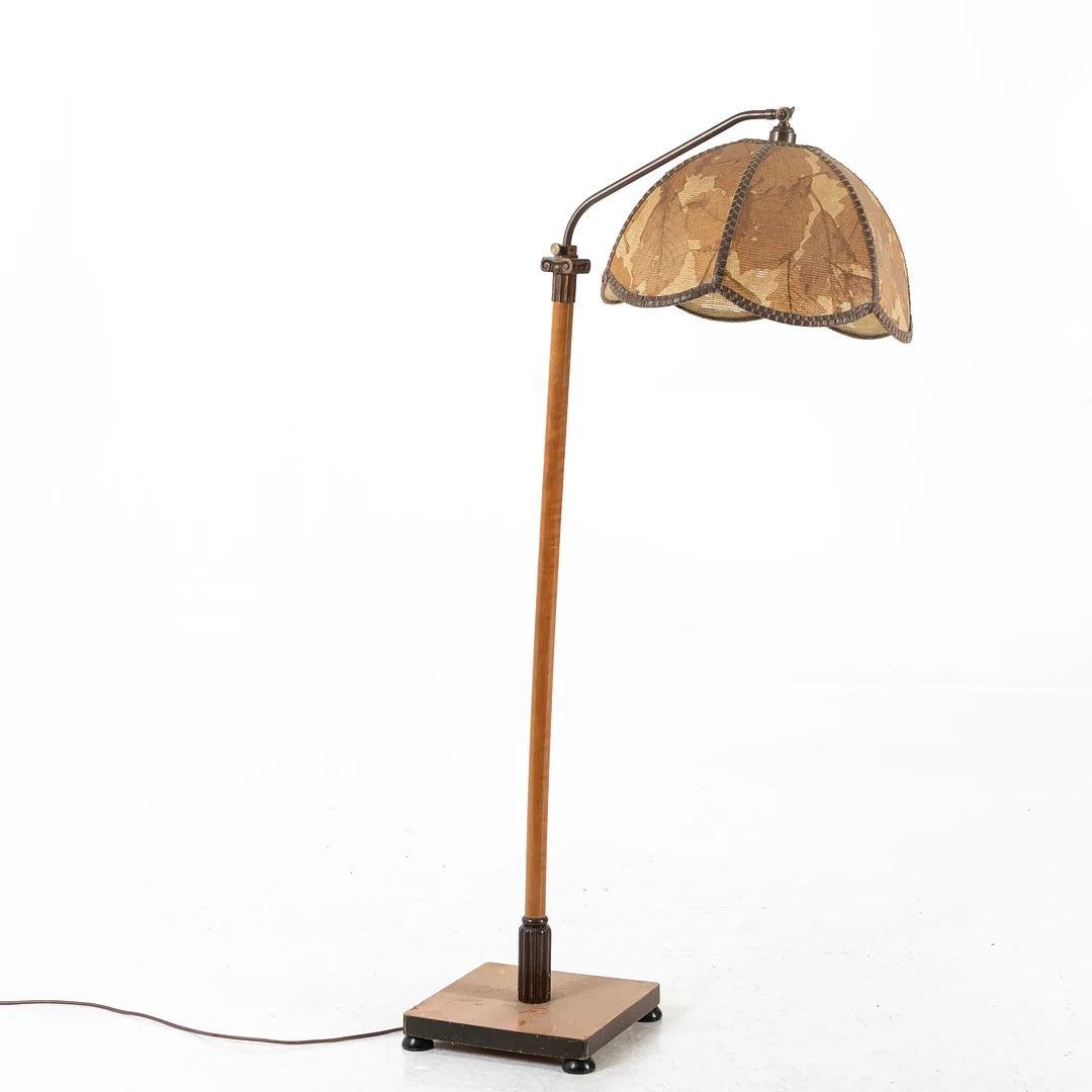 GOLVLAMPA, björk, 1900-talets första hälft. — Floor lights — Handelslagret Auktionsservice