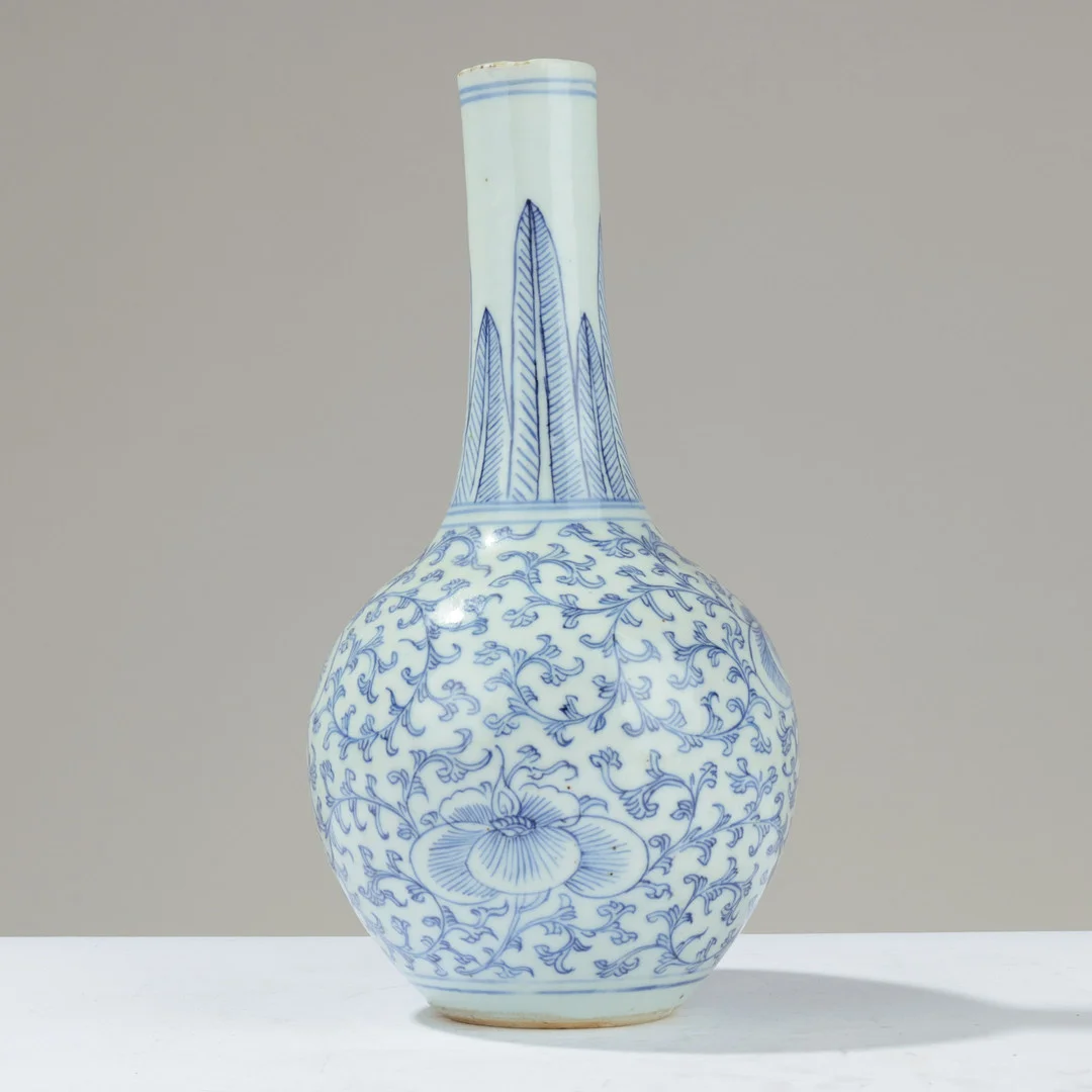 Løgformet kinesisk vase af porcelæn med lotusmønster, 1900 tallet. — Oriental — Palsgaard Kunstauktioner