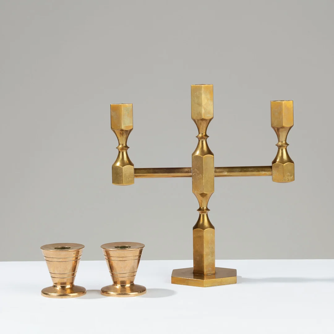 METALLSLÖJDEN GUSUM M.FL.: En samling lysestager af messing, 1900-tallets anden halvdel, (3). — Candlesticks — Palsgaard Kunstauktioner