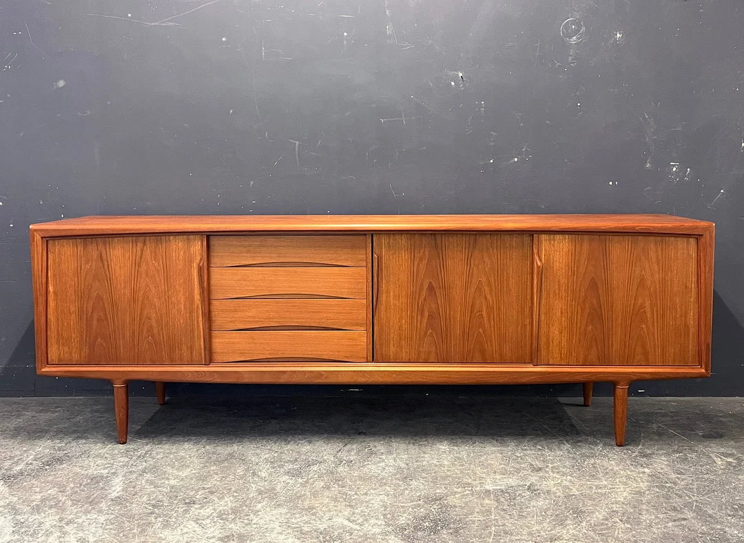 AXEL CHRISTENSEN. Sideboard für ACO Møbler. — Cupboards, Cabinets & Shelves — Colombos