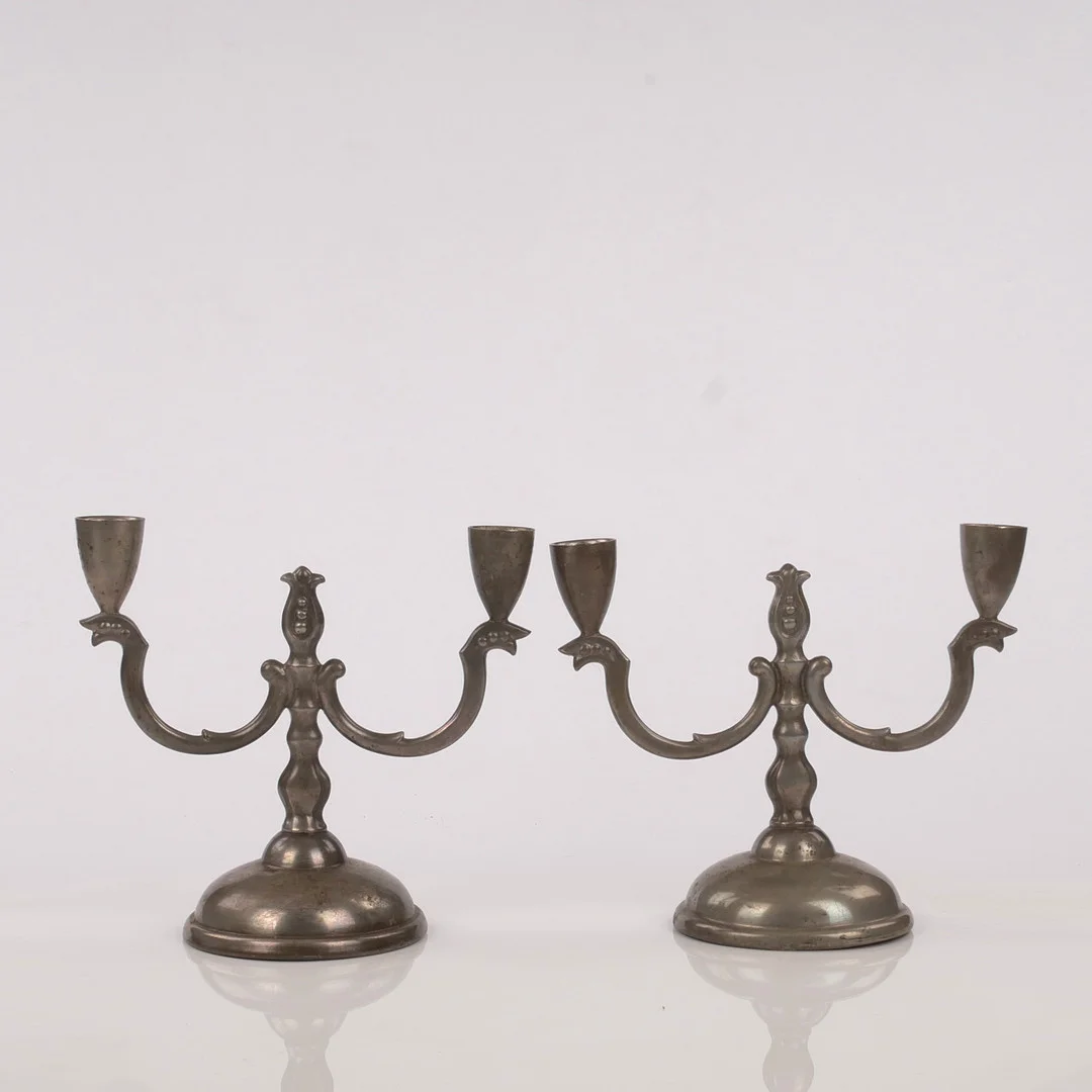 KANDELABRAR, ett par, tenn, Stockholm, 1930-tal. — Candlesticks — Auktionsfirma Kenneth Svensson i Kalmar