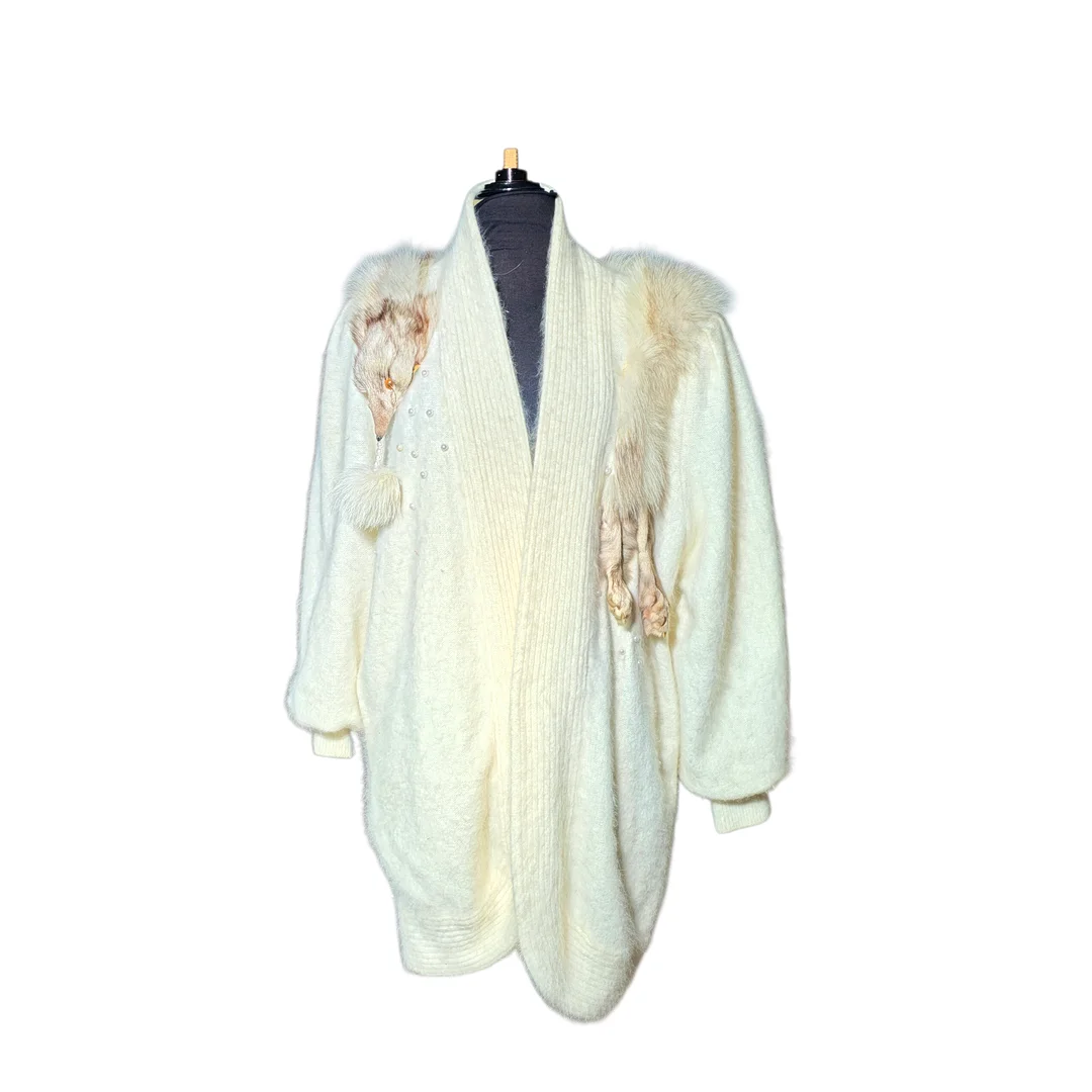 SHINE. Chaqueta de lana blanca de mohair con aplicación de regard y bordado de perlas. — Vintage & Designer Fashion — Arce Auctions
