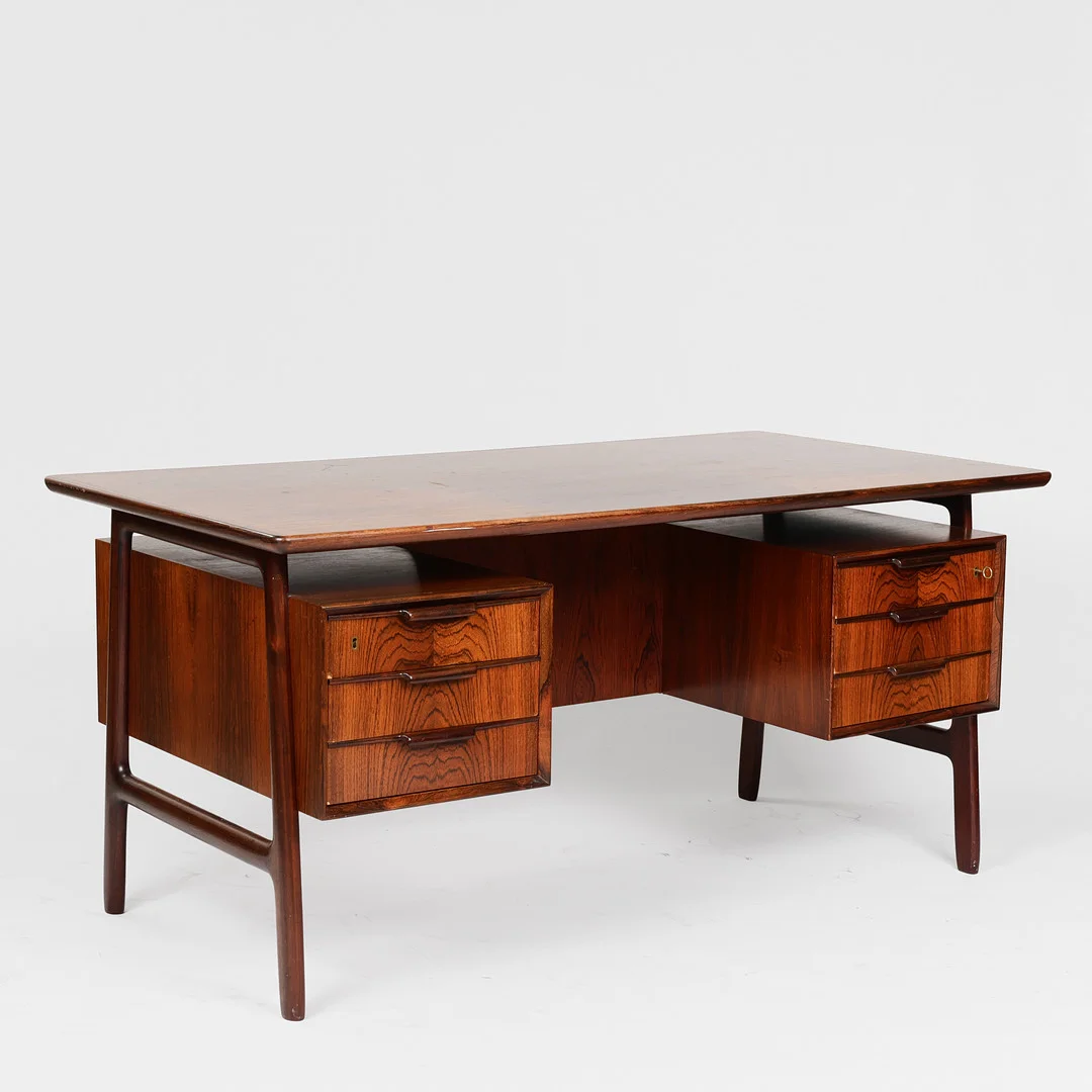 GUNNI OMANN. Fritstående skrivebord af palisander, Fremstillet hos Omann Junior, Ølholm, model "75." Danmark, 1960'erne. — Desks — Palsgaard Kunstauktioner