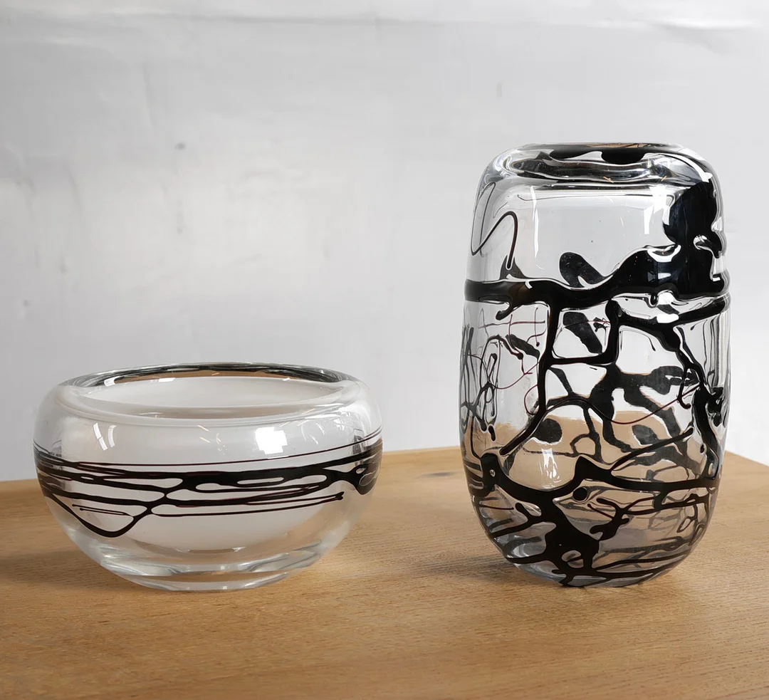 MICHAEL BANG (F. 1944, D. 2013). Vase samt skål af klart glas, dekoreret i mørk. Udført hos Holmegaard Glasværk, Danmark (2). — Art glass — Woxholt Auktionshus