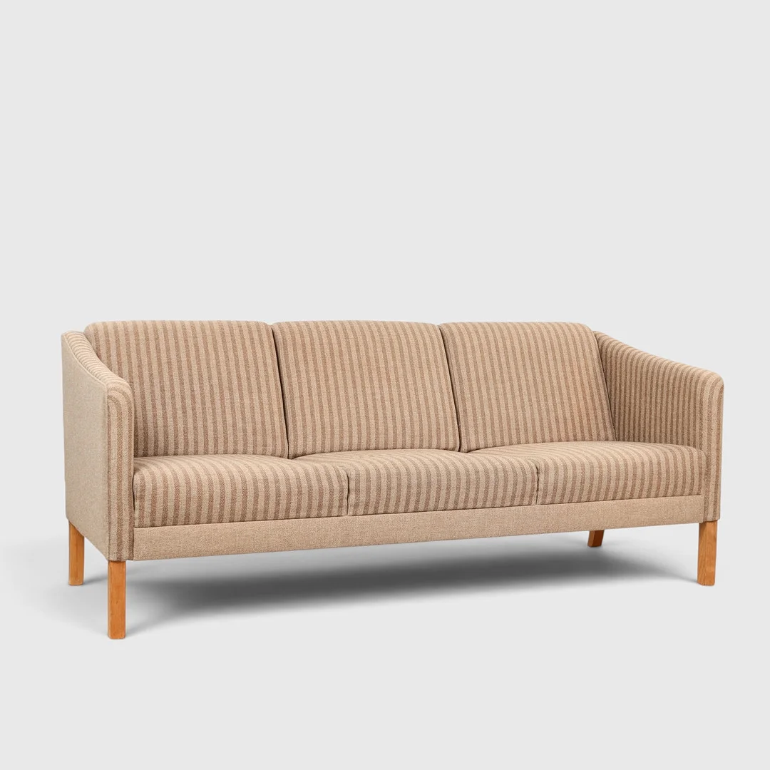 Tre-pers. sofa betrukket med uld, ben af eg, 1980'erne, Danmark. — Sofas & Seatings — Palsgaard Kunstauktioner