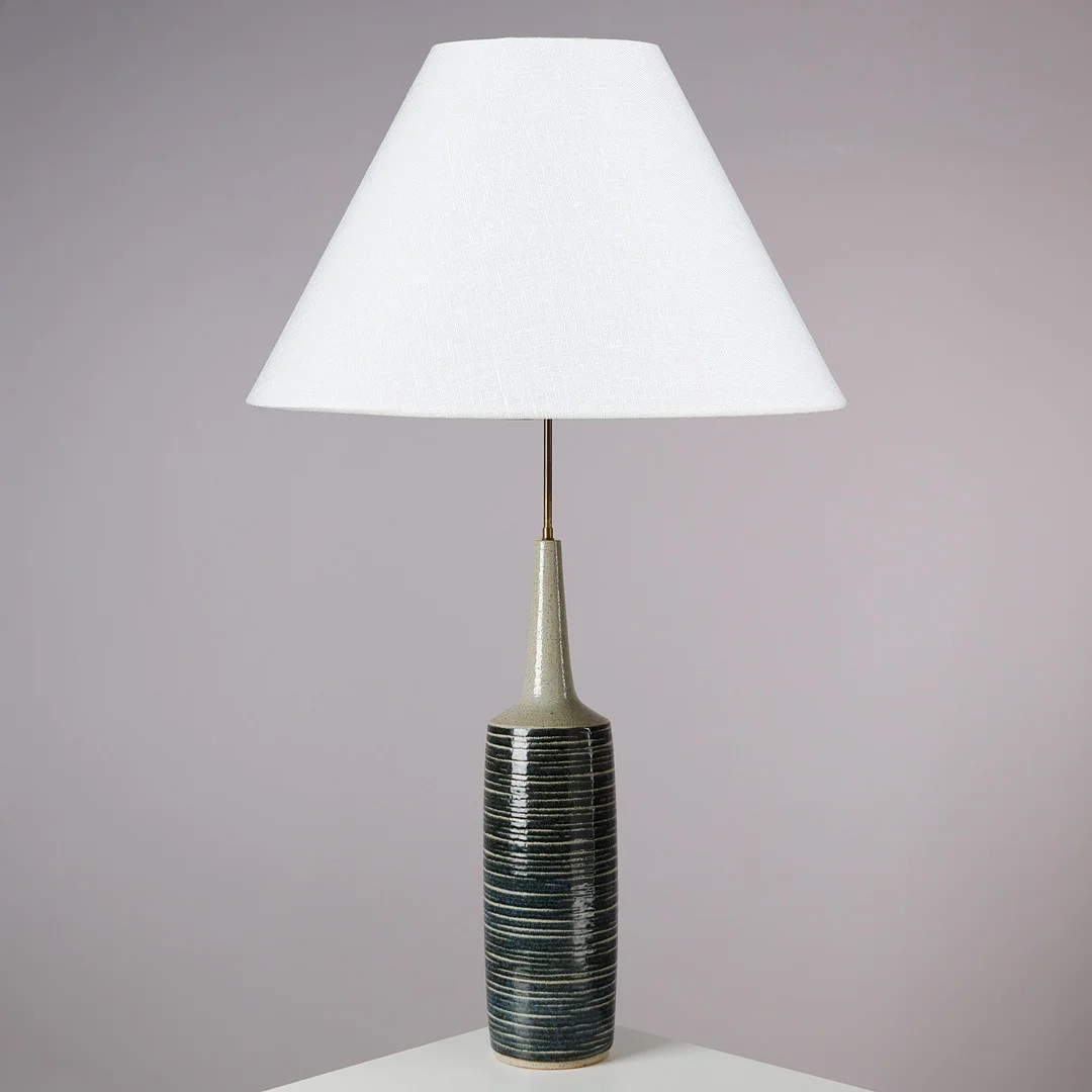 ANNELISE LINNEMANN-SCHMIDT. Tall table lamp in glazed stoneware with brass neck, Palshus, Denmark, 1960s. — Table Lamps — Palsgaard Kunstauktioner