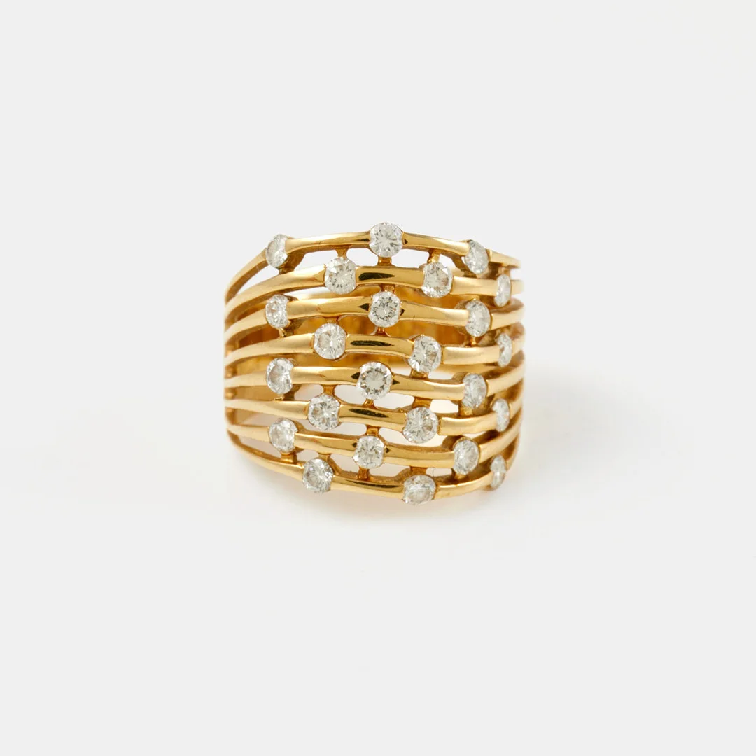 RING, 18 k guld, 24 briljantslipade diamanter, totalt ca 0,72 ct, genombruten dekor. — Rings — Stockholms Auktionsverk Sickla