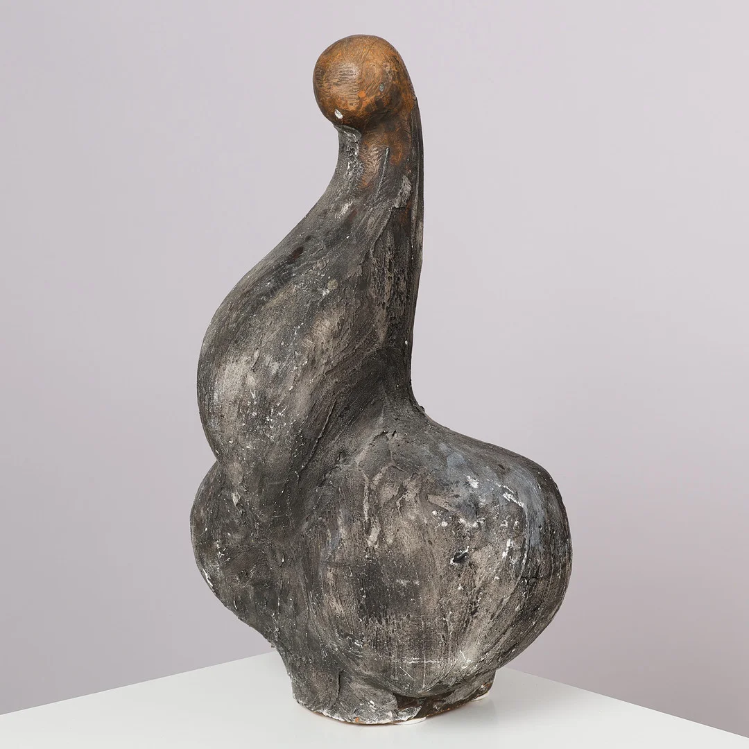 UBEKENDT KUNSTNER. Abstrakt skulptur af ler med organisk form, signeret, 1976. — Sculptures & Bronzes — Palsgaard Kunstauktioner