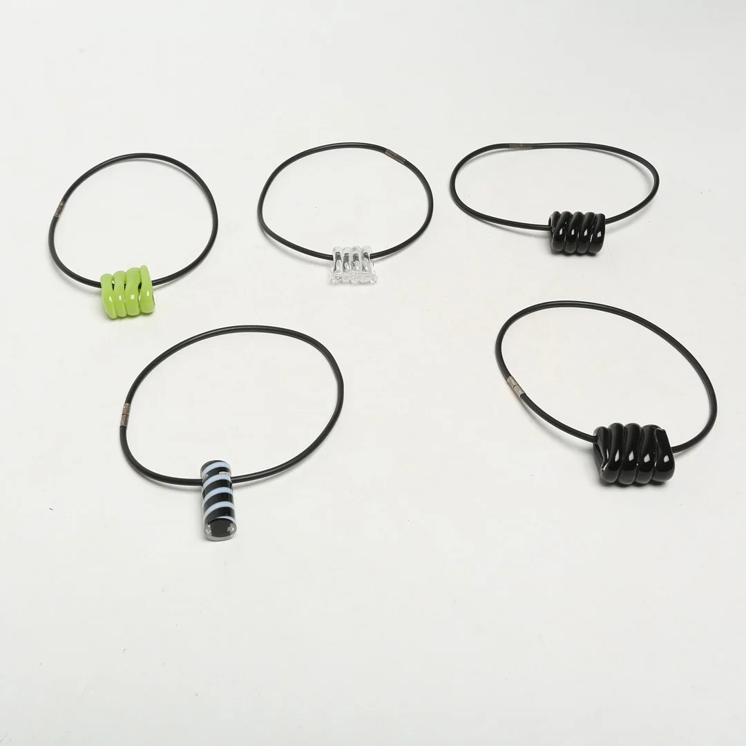ANNA EHRNER. TILLSKRIVEN. HALSBAND, 5 st, Kosta Boda. — Jewellery — Kalmar Auktionsverk