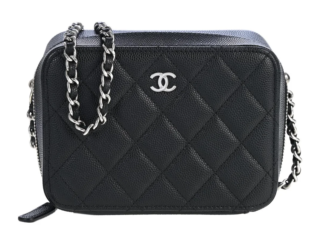 CHANEL, VÄSKA, Camera Bag, svart quiltat kaviarläder, silverfärgade beslag, 14x10x6 cm, hologrammärkt 31676378, år 2021, cert, dustbag. Very Good Condition. — Accessoarer/Väskor — Kaplans