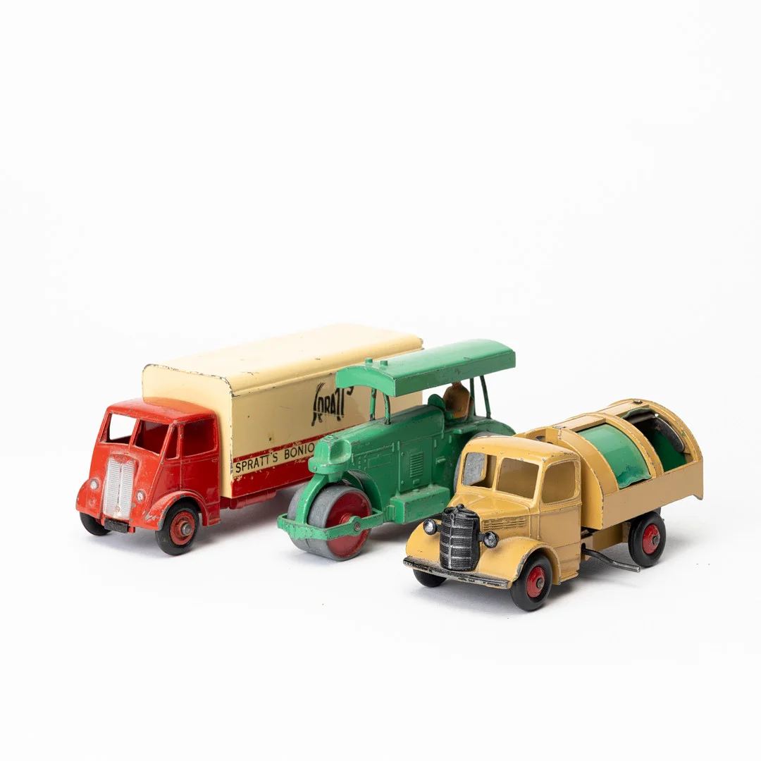 SOPBIL, LASTBIL samt VÄLT, Dinky Toys, England, 1950-tal. — Model cars — Auktionshuset Kolonn