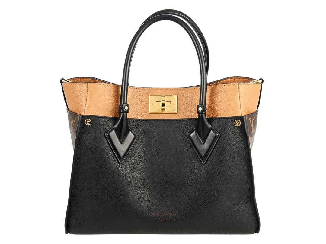 VÄSKA, LOUIS VUITTON, On My Side Bag, monogram canvas, svart, brunt läder, guldfärgade beslag, 30,5x24x12 cm, chip, kvitto från 2022. — Accessoarer/Väskor — Kaplans