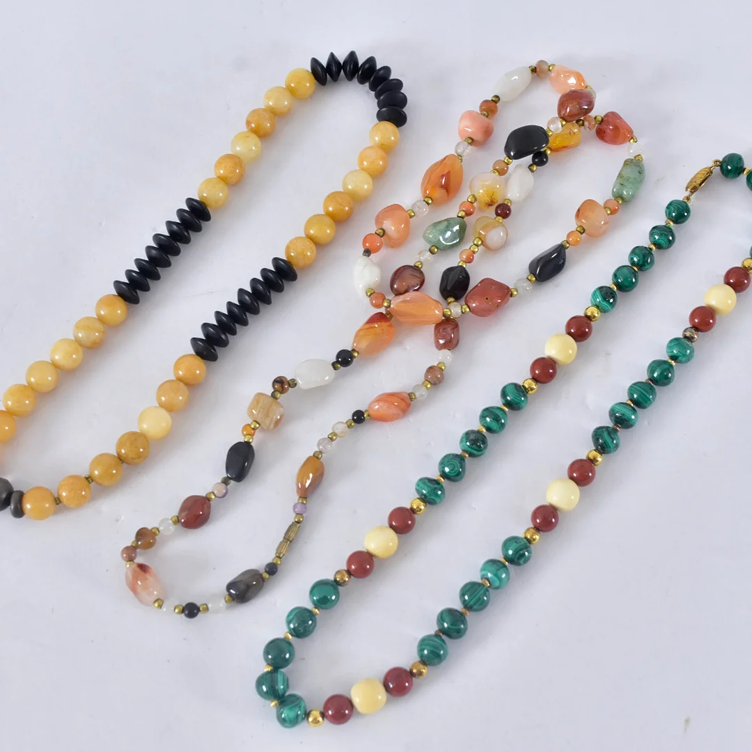 COLLIERER, 3 st, sten, malakit, kvarts mm. — Necklace — Halmstads Auktionskammare