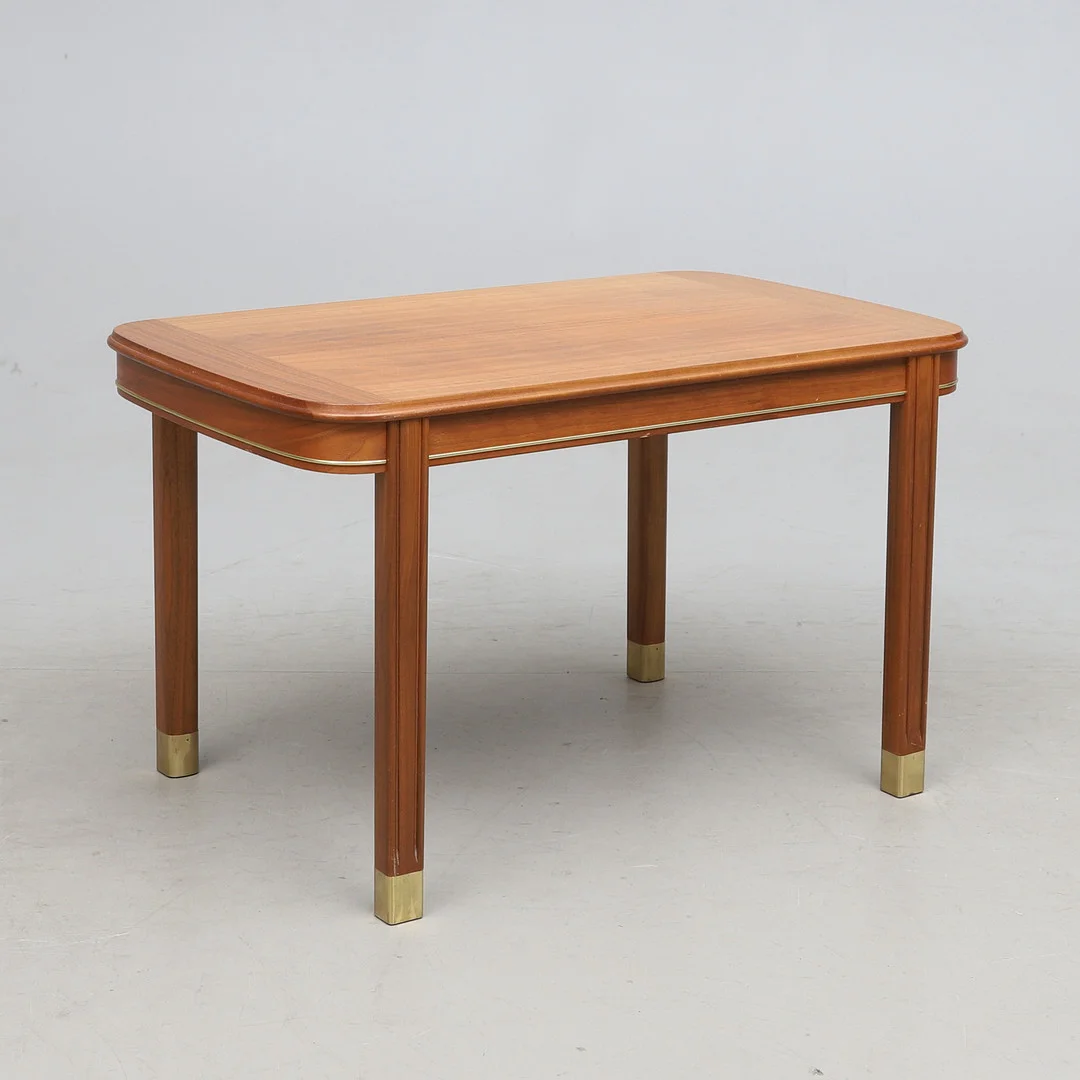 SIDOBORD, valnöt, 1900-talets andra hälft. — Tables — Gomér & Andersson Norrköping
