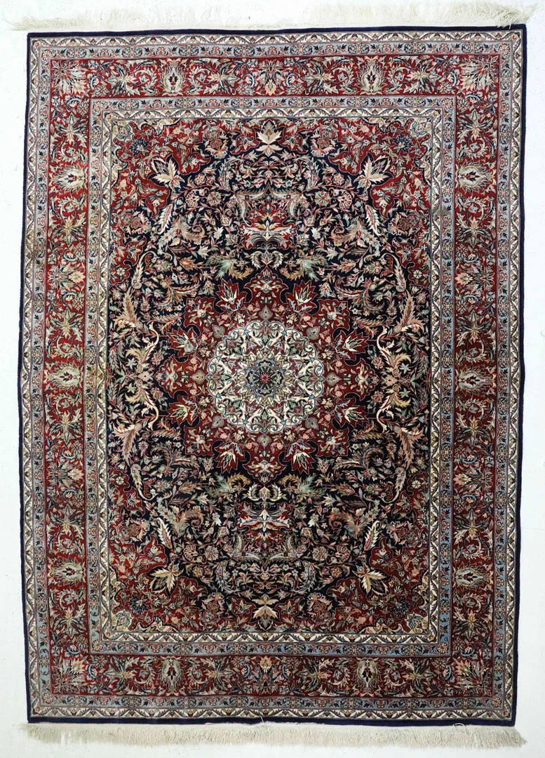 MATTA, persisk, 174 x 254 cm, 1900-tal. — Oriental Carpets & Textiles — Hälsinglands Auktionsverk
