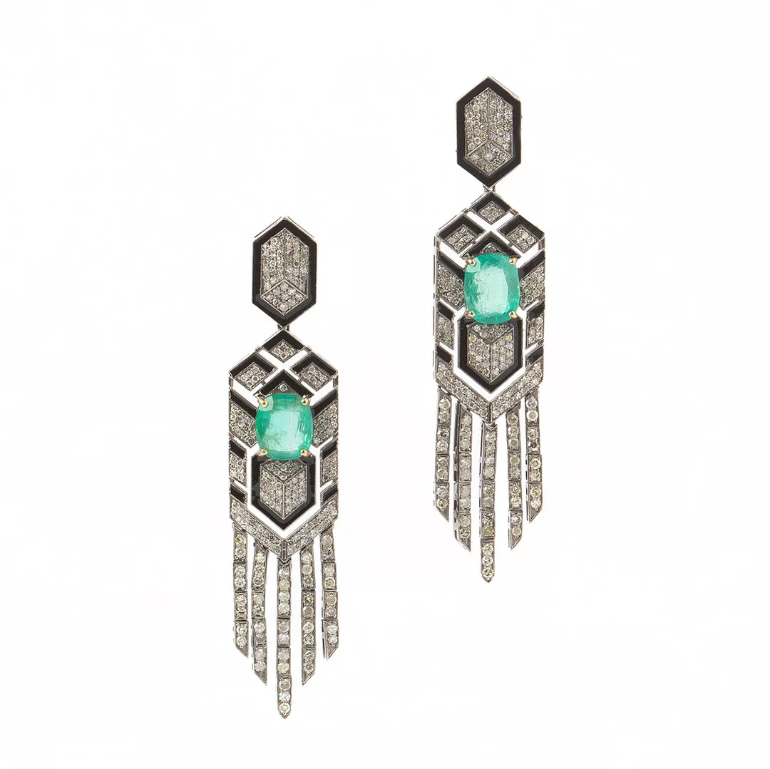 ÖRHÄNGEN, 14K guld och silver med åttkantslipade diamanter, totalt ca 3.58 ct, svart emalj samt fasettslipade smaragder, totalt ca 4.39. t. — Earrings — Stockholms Auktionsverk Göteborg