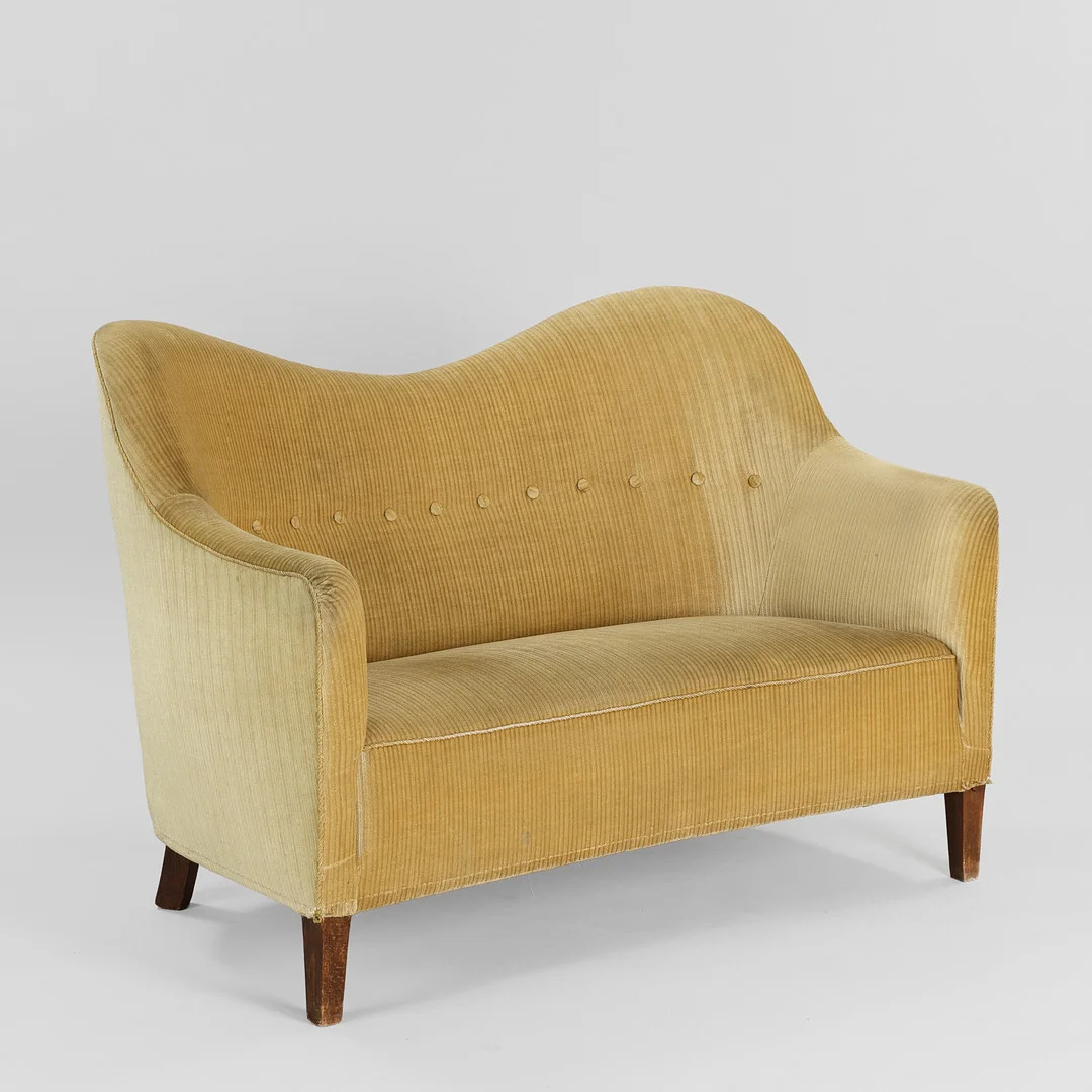 DANSK MØBELDESIGN. Sofa med svungen ryg betrukket med dybhæftet velour, ben af bejdset bøg, ca. 1950'erne. — Sofas & Seatings — Palsgaard Kunstauktioner
