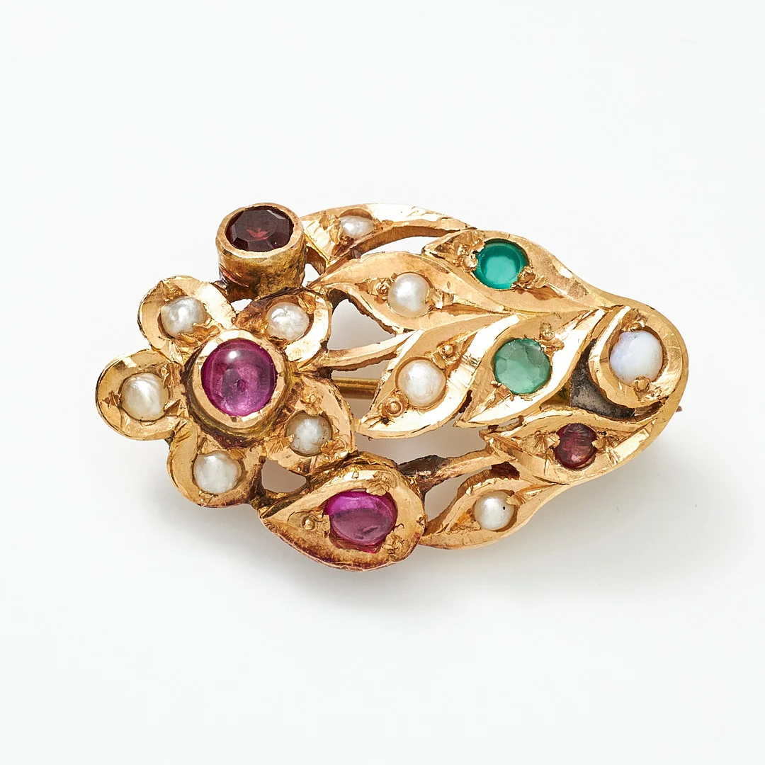 BROSCH, 18 k guld, i form av en blomma, dekor med ädelstenar bl a granaterm samt orientpärlor, 1800-talets senare del/omkring 1900. — Brooches & Pendants — Stockholms Auktionsverk Magasin 5